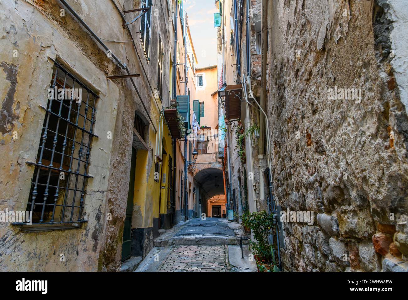 Eine Wohngegend mit engen Gassen, Tunneln und Treppen im Hügelviertel La Pigna di Sanremo, der mittelalterlichen Altstadt von Sanremo, Italien. Stockfoto