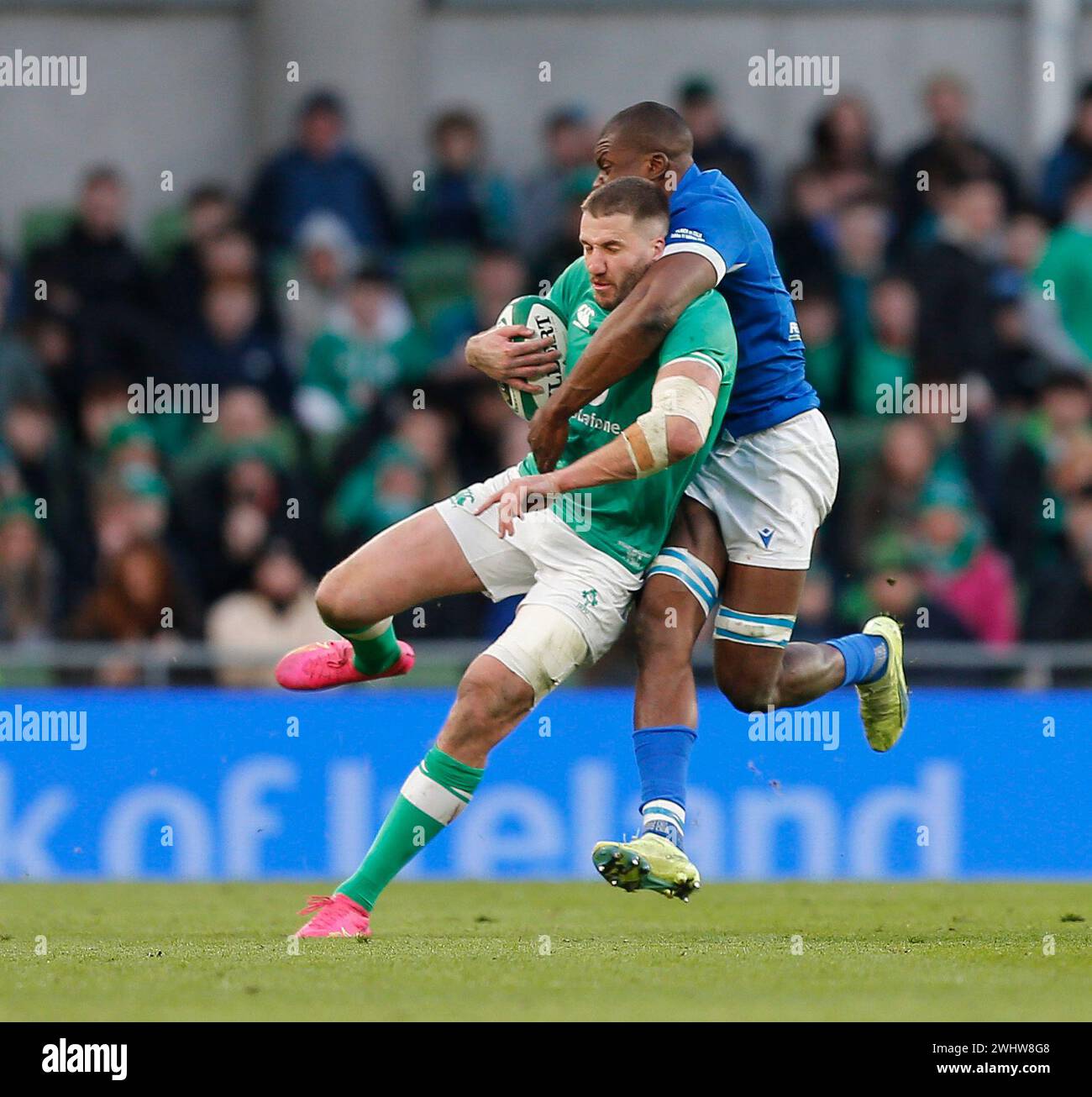 11. Februar 2024; Aviva Stadium, Dublin, Irland: Six Nations International Rugby, Irland gegen Italien; Stuart McCloskey aus Irland wird von Alessandro Izekor aus Italien hochgeschlagen Stockfoto