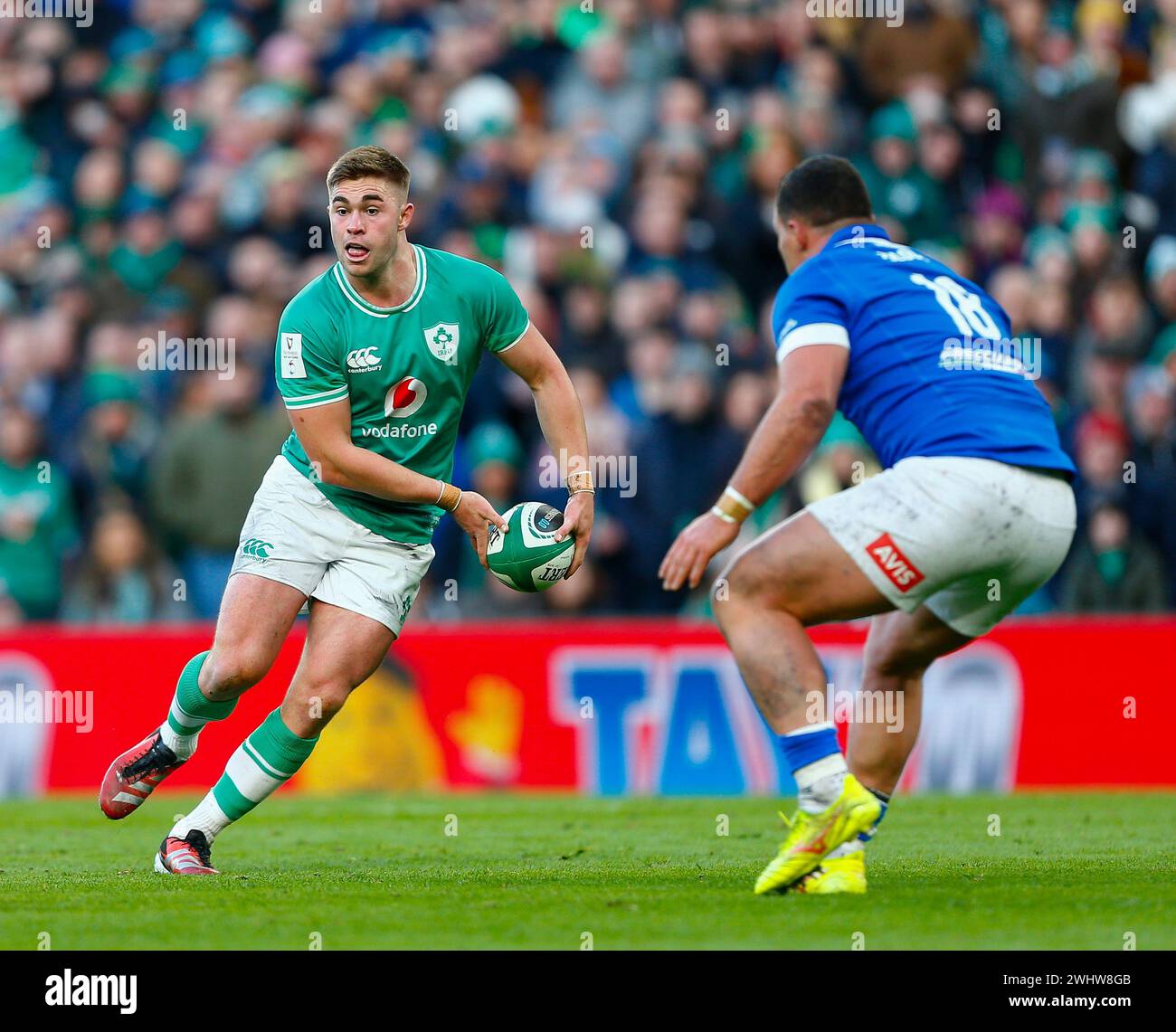 11. Februar 2024; Aviva Stadium, Dublin, Irland: Six Nations International Rugby, Irland gegen Italien; Jack Crowley aus Irland macht einen Lauf mit dem Ball, der von Zilocchi aus Italien abgedeckt wird Stockfoto