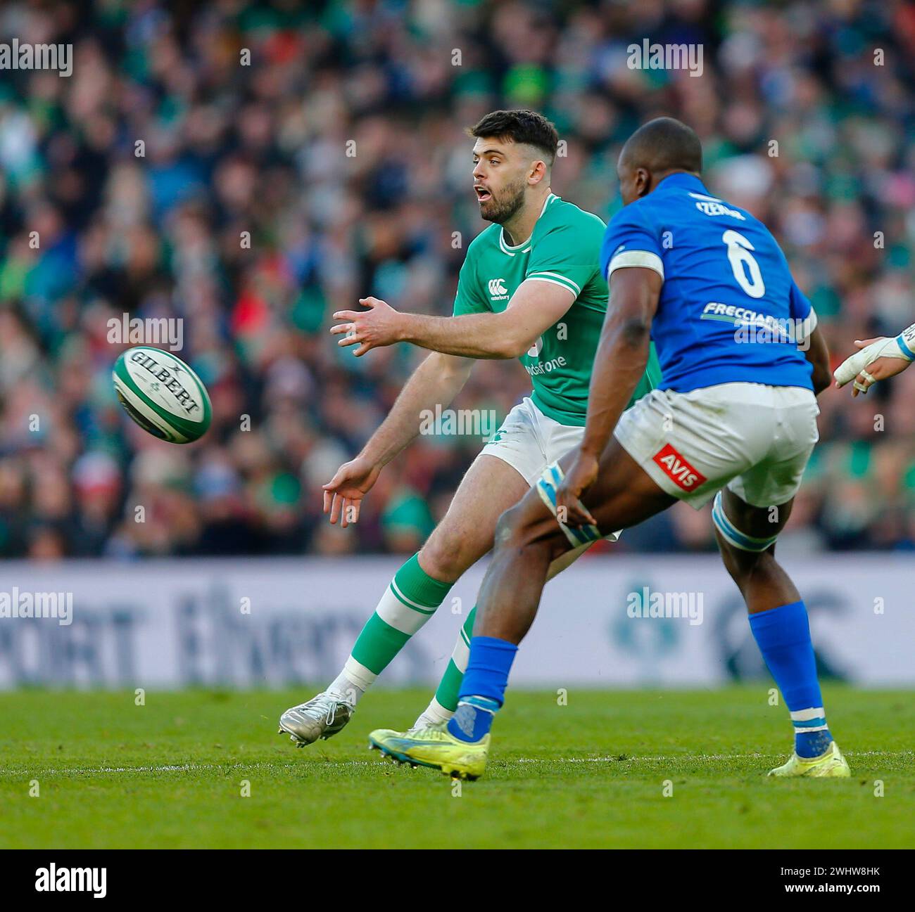 11. Februar 2024; Aviva Stadium, Dublin, Irland: Six Nations International Rugby, Irland gegen Italien; Harry Byrne aus Irland verlagert den Ball, bevor er von Alessandro Izekor aus Italien angegriffen wird Stockfoto