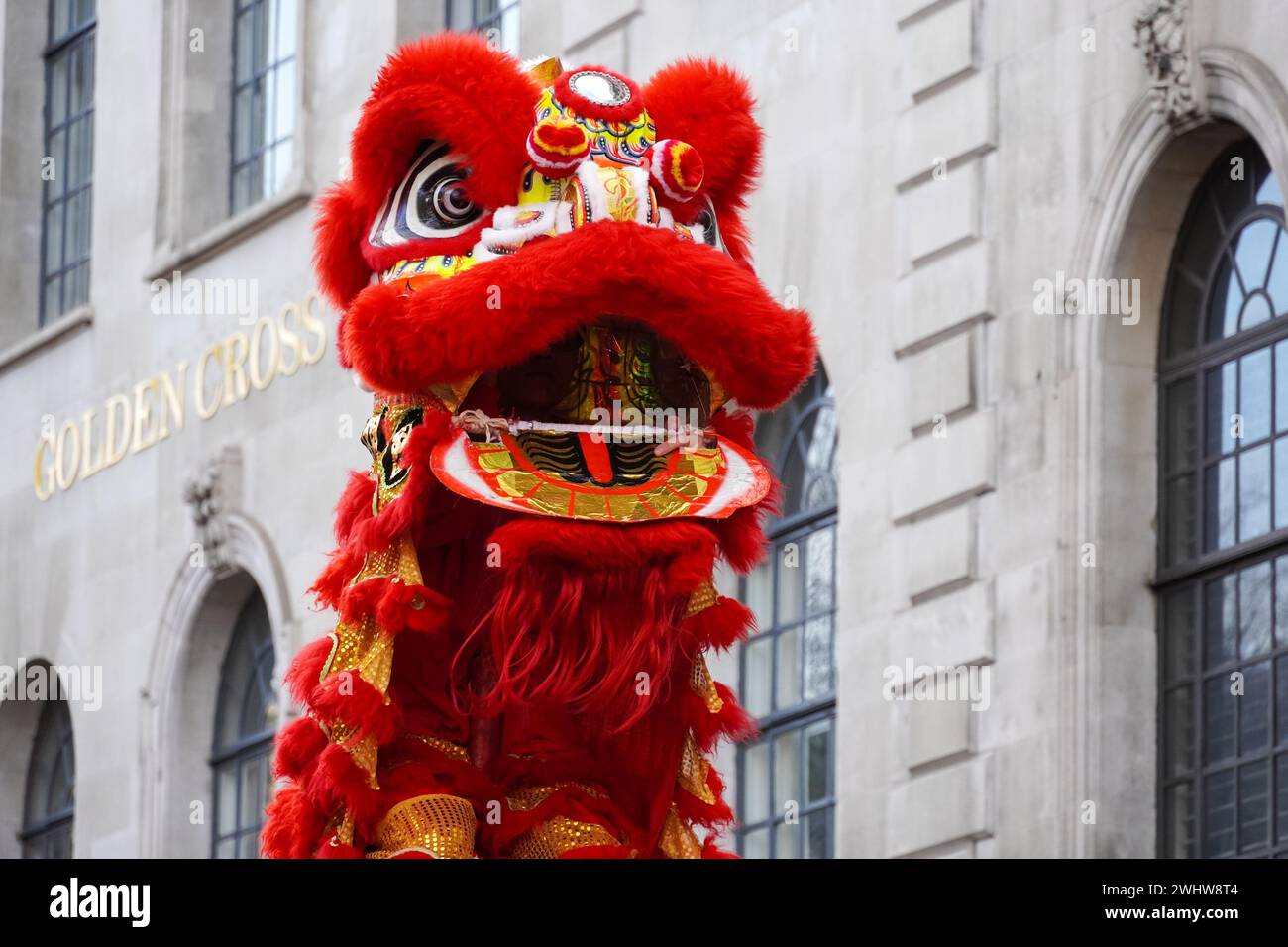 Darsteller nehmen an der traditionellen chinesischen Neujahrsparade in London Chinatown teil, um das Mondneujahr 2024, das Jahr des Drachens, zu feiern, London, England Großbritannien Stockfoto