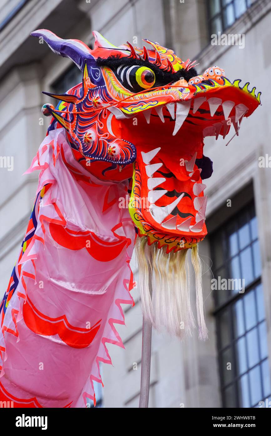 Darsteller nehmen an der traditionellen chinesischen Neujahrsparade in London Chinatown teil, um das Mondneujahr 2024, das Jahr des Drachens, zu feiern, London, England Großbritannien Stockfoto