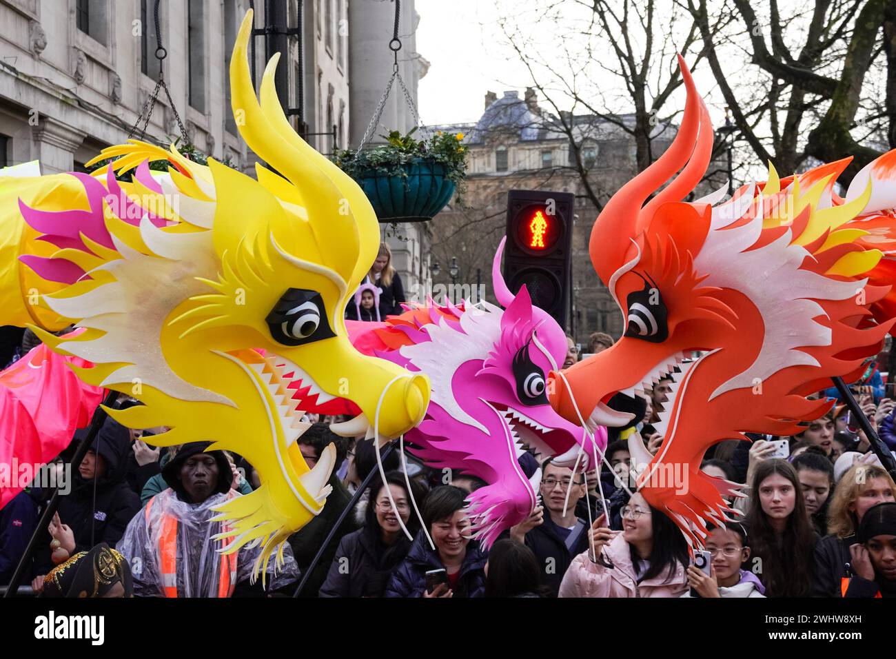 Darsteller nehmen an der traditionellen chinesischen Neujahrsparade in London Chinatown teil, um das Mondneujahr 2024, das Jahr des Drachens, zu feiern, London, England Großbritannien Stockfoto