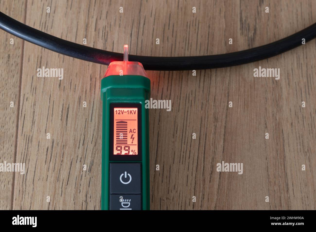 AC-Spannungsprüfer, Gerät zur Prüfung von Elektrizität in elektrischen Kabeln ohne direkten Kontakt, das Gerät signalisiert das Vorhandensein von Elektrizität Stockfoto