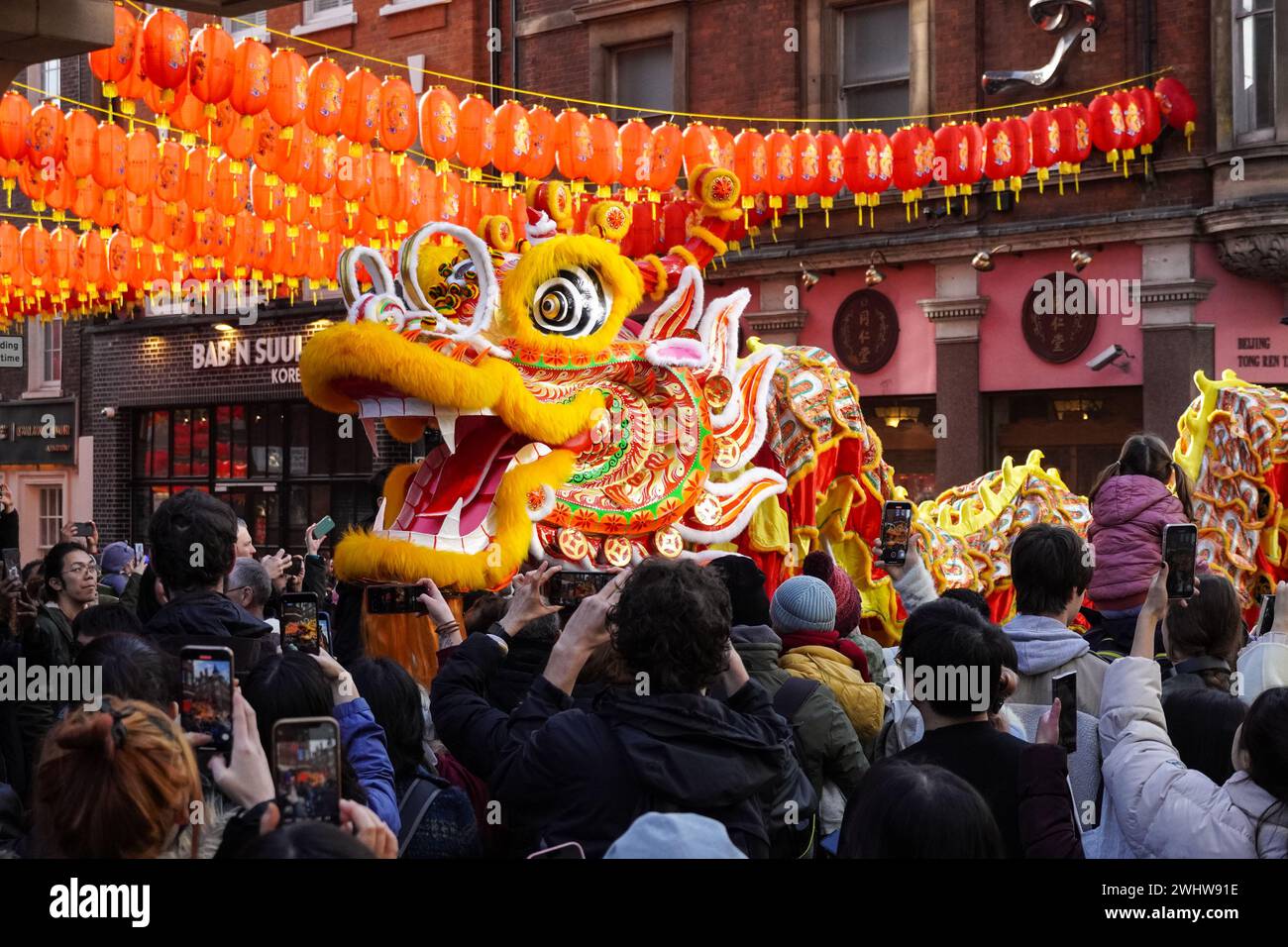 Darsteller nehmen an der traditionellen chinesischen Neujahrsparade in London Chinatown teil, um das Mondneujahr 2024, das Jahr des Drachens, zu feiern, London, England Großbritannien Stockfoto