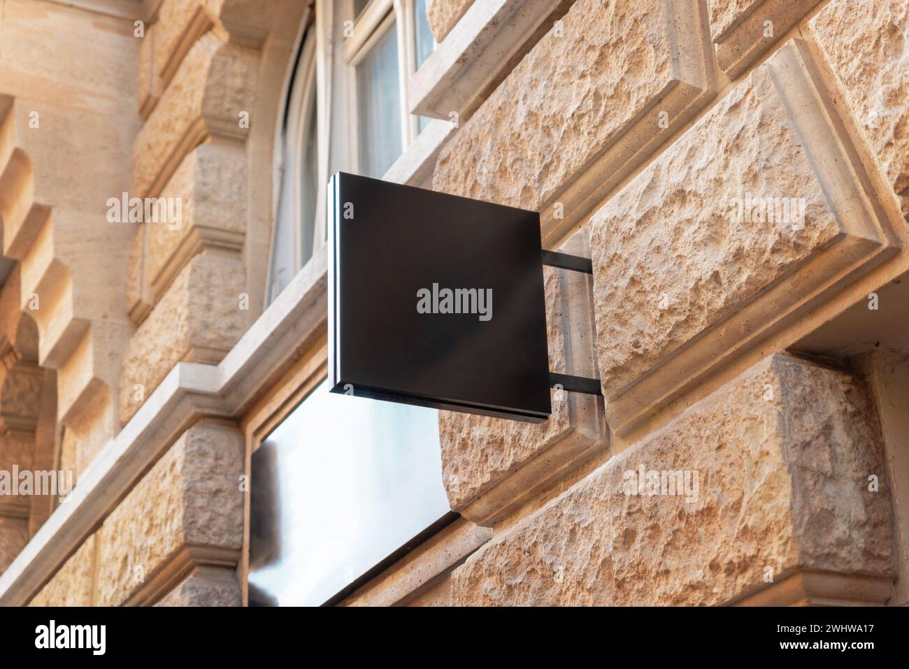 Sauberes, schwarzes, quadratisches Schild in einer modernen Stadtstraße, das einen perfekten Ort für Logo-Werbung und effektives Branding bietet Stockfoto