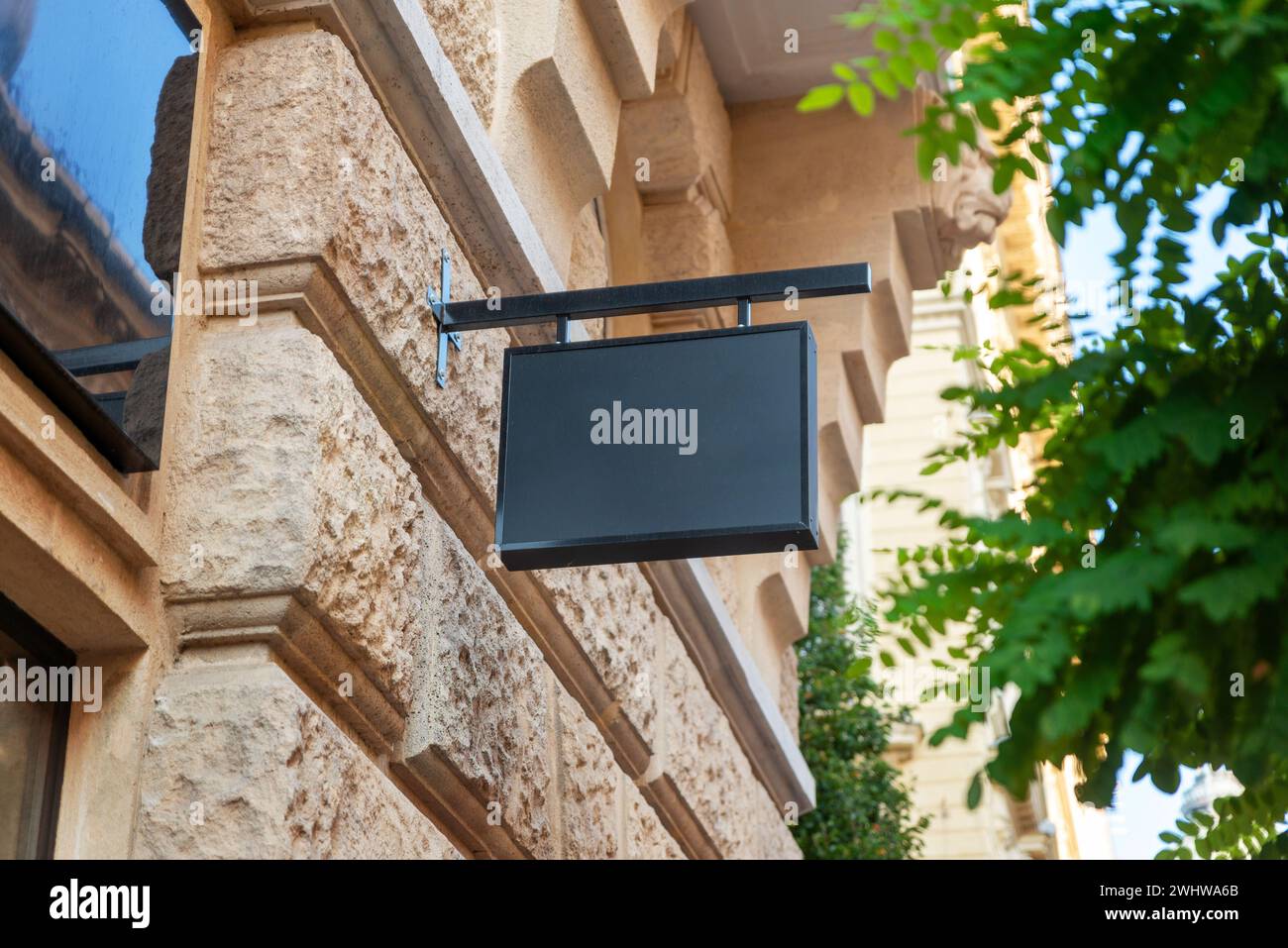 Klare rechteckige Schilder über einem Geschäft in einer Stadtstraße bieten eine hervorragende Plattform für Logo-Werbung und Markensichtbarkeit Stockfoto