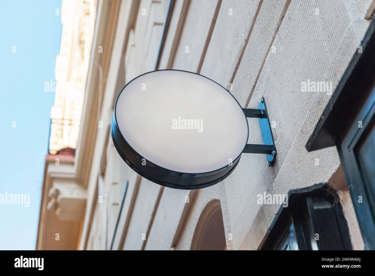 White Circle Signage dient als Plattform für die Logo-Werbung und bietet ein klares und auffälliges Display in verschiedenen Umgebungen Stockfoto