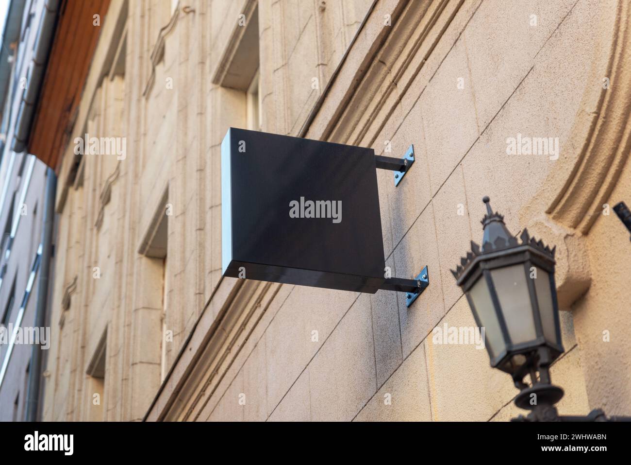 Kleines, sauberes quadratisches Schild für ein Firmenlogo an der Wand eines Bürogebäudes Stockfoto