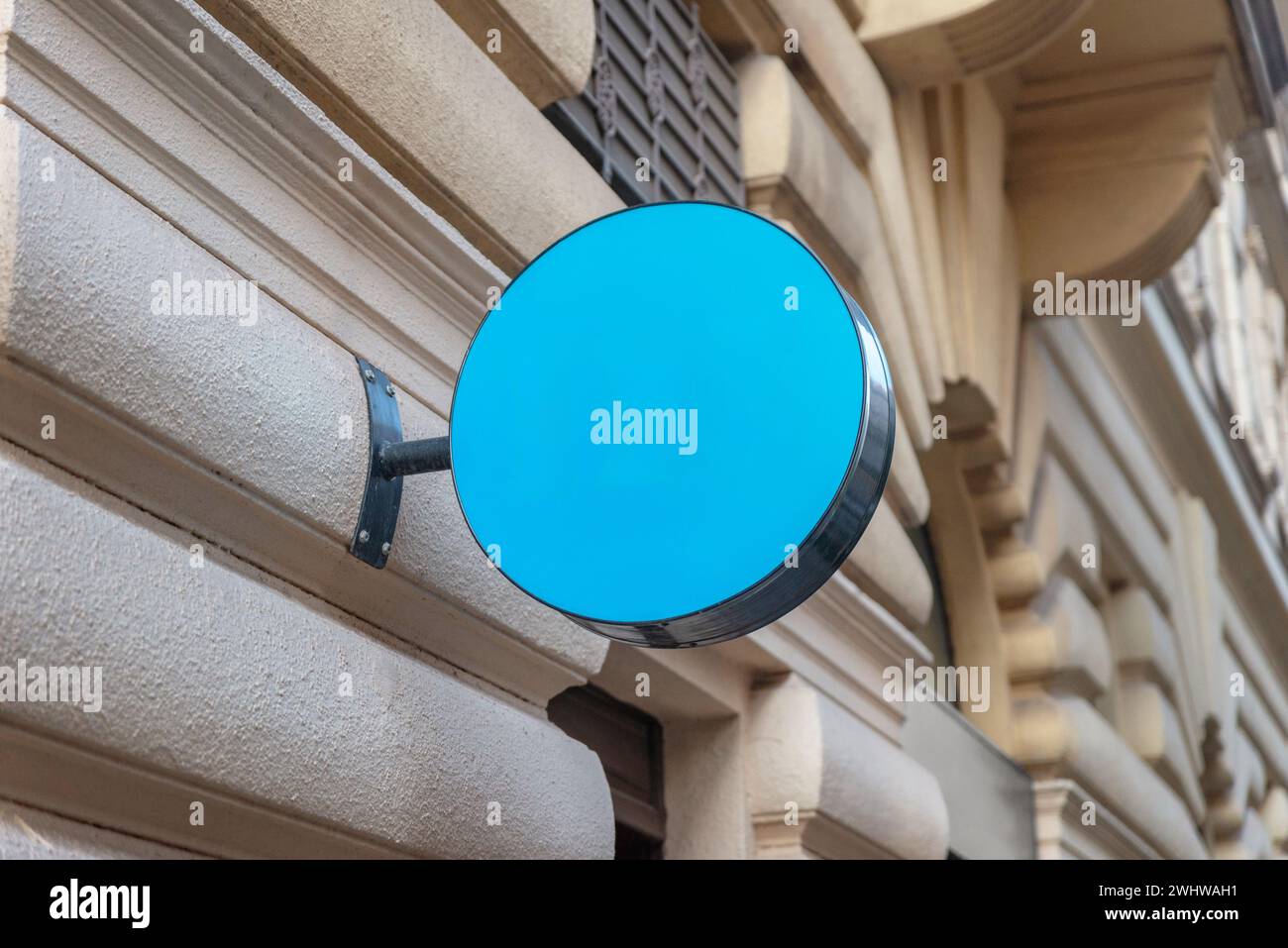 Klare blaue Kreisschilder für werben für das Logo und die Stadtwerbung, um die Bekanntheit und Sichtbarkeit der Marke zu verbessern Stockfoto