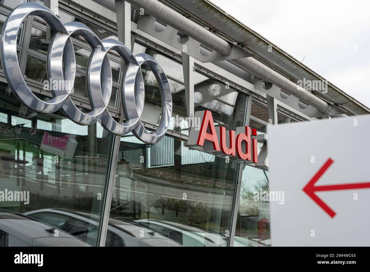 Audi-Logo an Geschäftsfassade 10.02.24, Limburg: Symbolfoto, Illustrationsbild, Symbolbild, Illustrationsfoto Audi-Logo an Geschäftsfassade das Bild zeigt den ikonischen roten Audi-Schriftzug und die markanten silbernen Ringe, die an der Geschäftsfassade angebracht sind. Obwohl die Fassade selbst nur leicht im Anschnitt zu erkennen ist, zieht der kleine rote Pfeil im Bild die Aufmerksamkeit direkt auf das Logo und unterstreicht seine Bedeutung. Limburg Hessen Deutschland *** Audi Logo auf Ladenfassade 10 02 24, Limburg Symbolfoto, Illustrationsfoto, Symbolfoto Audi Logo auf Stockfoto