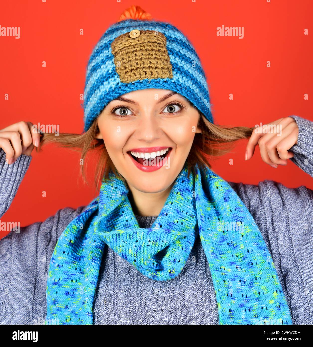 Porträt einer schönen Frau in Strickmütze, Schal und Pullover. Lächelndes Mädchen in Winterkleidung. Damen Herbst-Winter Mode. Emotionale Frau in Stockfoto