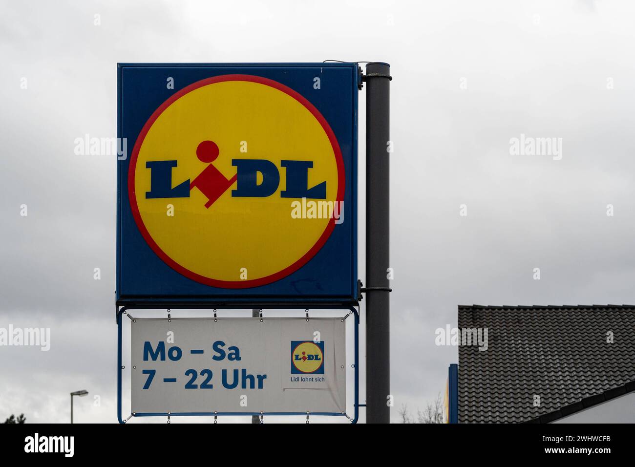 Lidl Werbeschild mit Öffnungszeiten 10.02.24, Diez: Symbolfoto, Illustrationsbild, Symbolbild, Illustrationsfoto Lidl Werbeschild mit Öffnungszeiten Neben dem auffälligen Werbeschild von Lidl, das im Vordergrund steht und auf aktuelle Angebote des Discounters hinweist, ist ein Zusatzschild mit den Öffnungszeiten des Geschäfts zu sehen. Das Öffnungszeitenschild informiert darüber, dass Lidl von Montag bis Samstag, von 07:00 bis 22:00 Uhr geöffnet ist. Obwohl das Geschäft selbst nicht im Bild erscheint, vermittelt die Kombination der Schilder wichtige Informationen für die Kunden und betont die Stockfoto