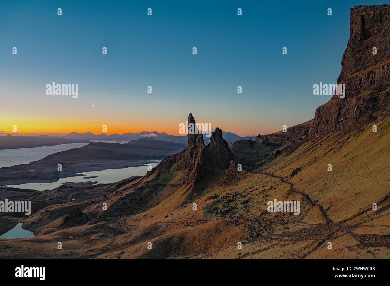 Malerischer Blick auf den Sonnenaufgang vom Old man Storr der Isle of Skye. Der alte Mann von Storr ist ein Überbleibsel der vulkanischen Aktivität, die die Isle of Skye umgab Stockfoto