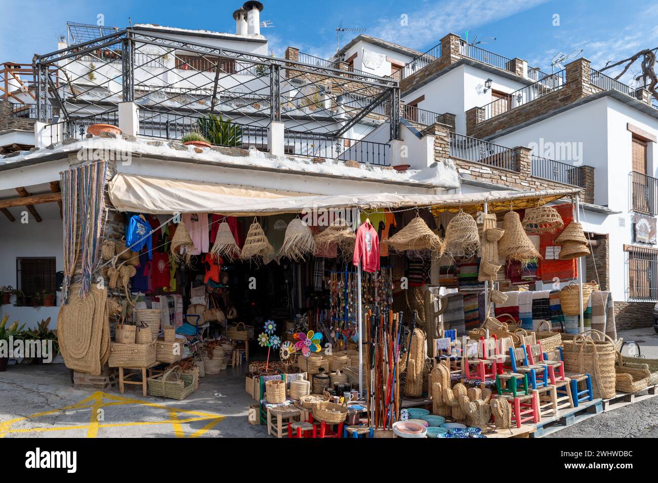 Pampaneira, Spanien; 29. Januar 2024: Laden in Pampaneira (Granada) mit typischen handgefertigten Produkten Stockfoto