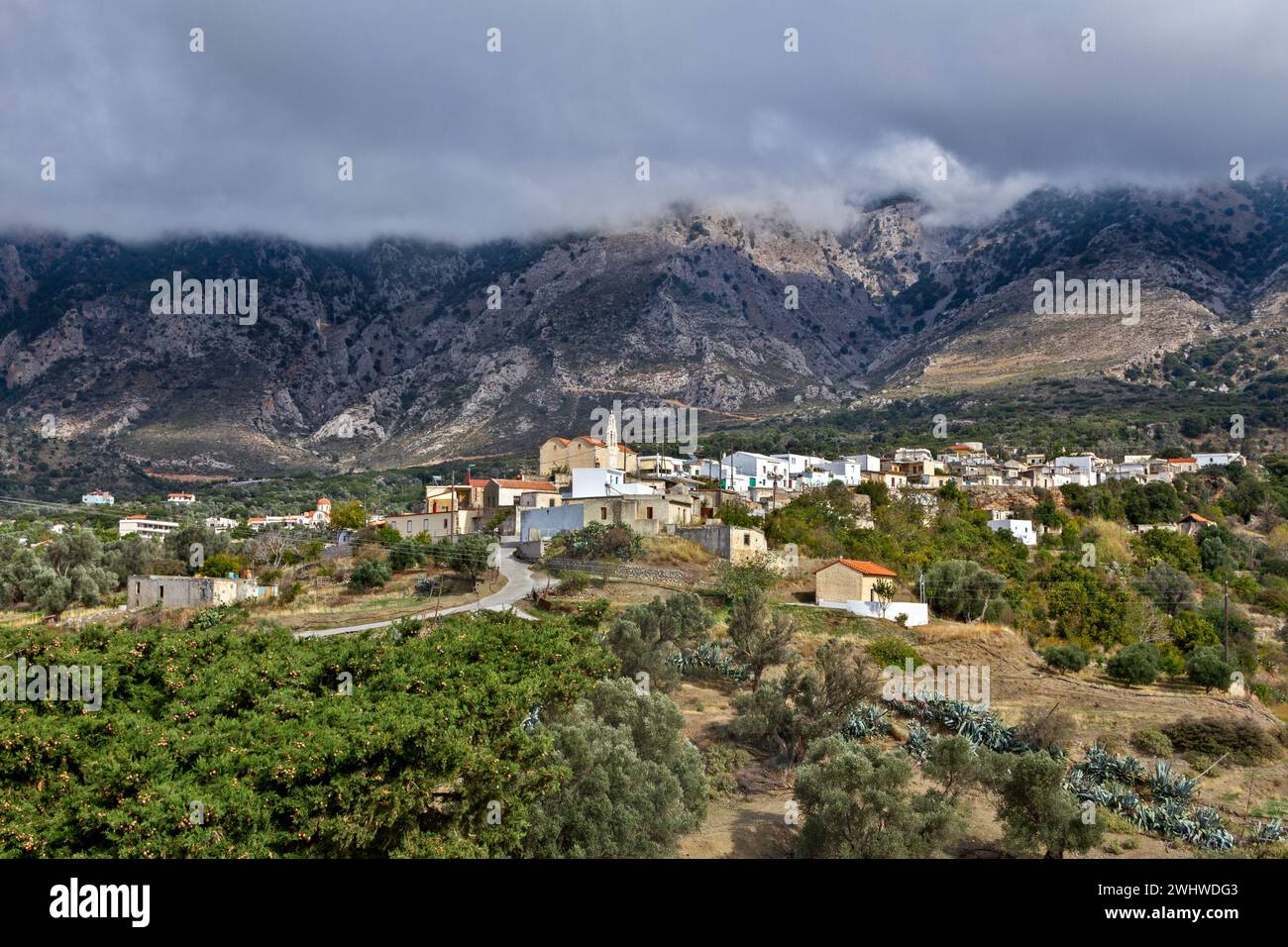 Der Psiloritis-Berg mit geringer Wolkendecke und das traditionelle Dorf Fourfouras auf der Insel Kreta, ganz in der Nähe der Stadt Rethymno in Griechenland Stockfoto