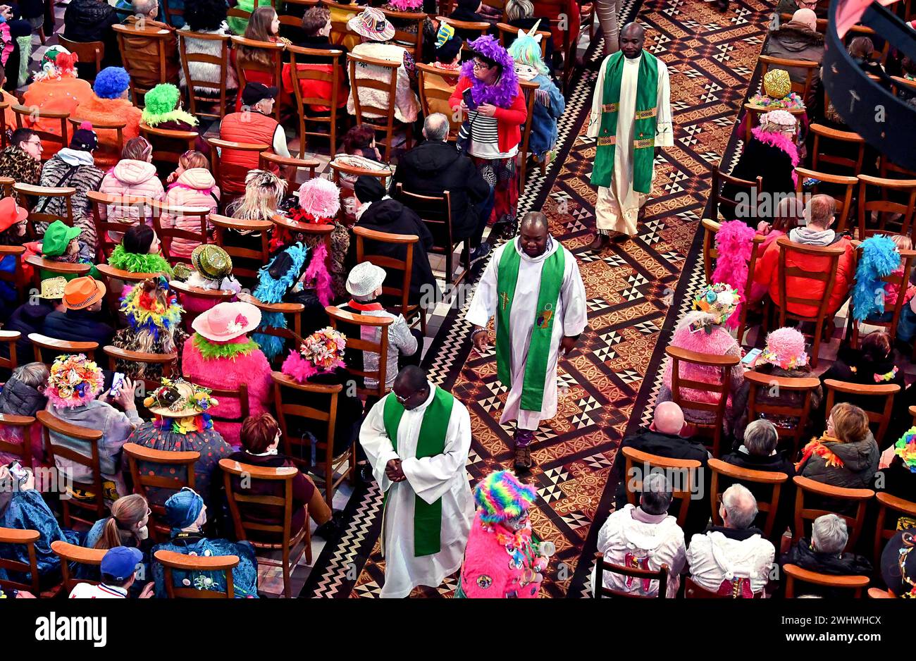 Frankreich. Februar 2024. © PHOTOPQR/VOIX DU NORD/Sebastien JARRY ; 11/02/2024 ; Bailleul. le 11/02/2024-. Messe du carnaval. Foto Sébastien JARRY : LA VOIX DU NORD. Bailleule, Frankreich, 11. februar 2024 Peole während der Karnevalsmesse Credit: MAXPPP/Alamy Live News Stockfoto