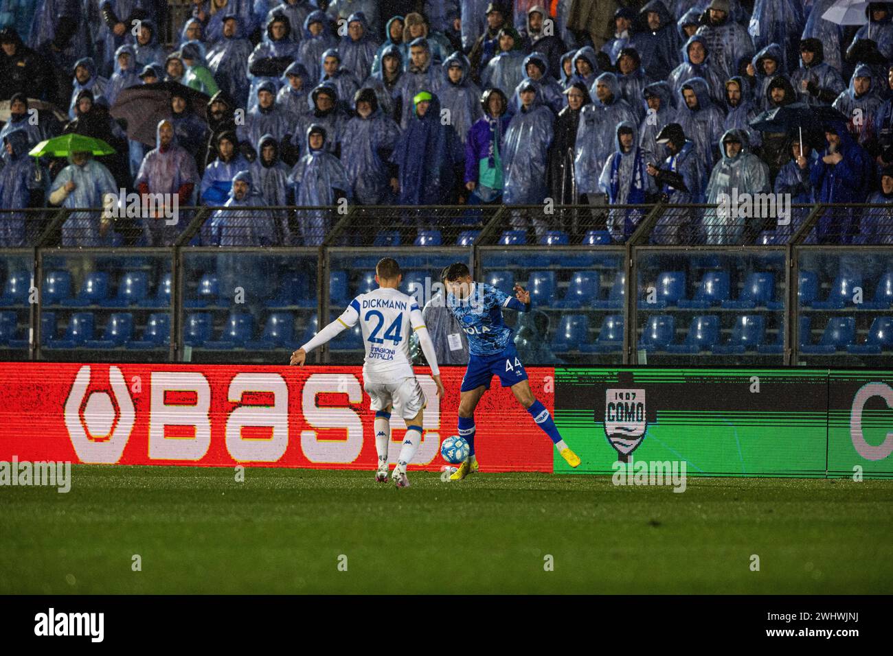 Como, Italien. Februar 2024. Nicholas Ioannou (Como 1907) Lorenzo Maria Dickmann (Brescia calcio) im Spiel der Serie B zwischen Como 1907 und Brescia im Stadio Comunale G. Sinigaglia. Endpunktzahl; Como 1907 1-0 Brescia. (Credit Image: © Mattia Martegani/SOPA Images via ZUMA Press Wire) NUR REDAKTIONELLE VERWENDUNG! Nicht für kommerzielle ZWECKE! Stockfoto