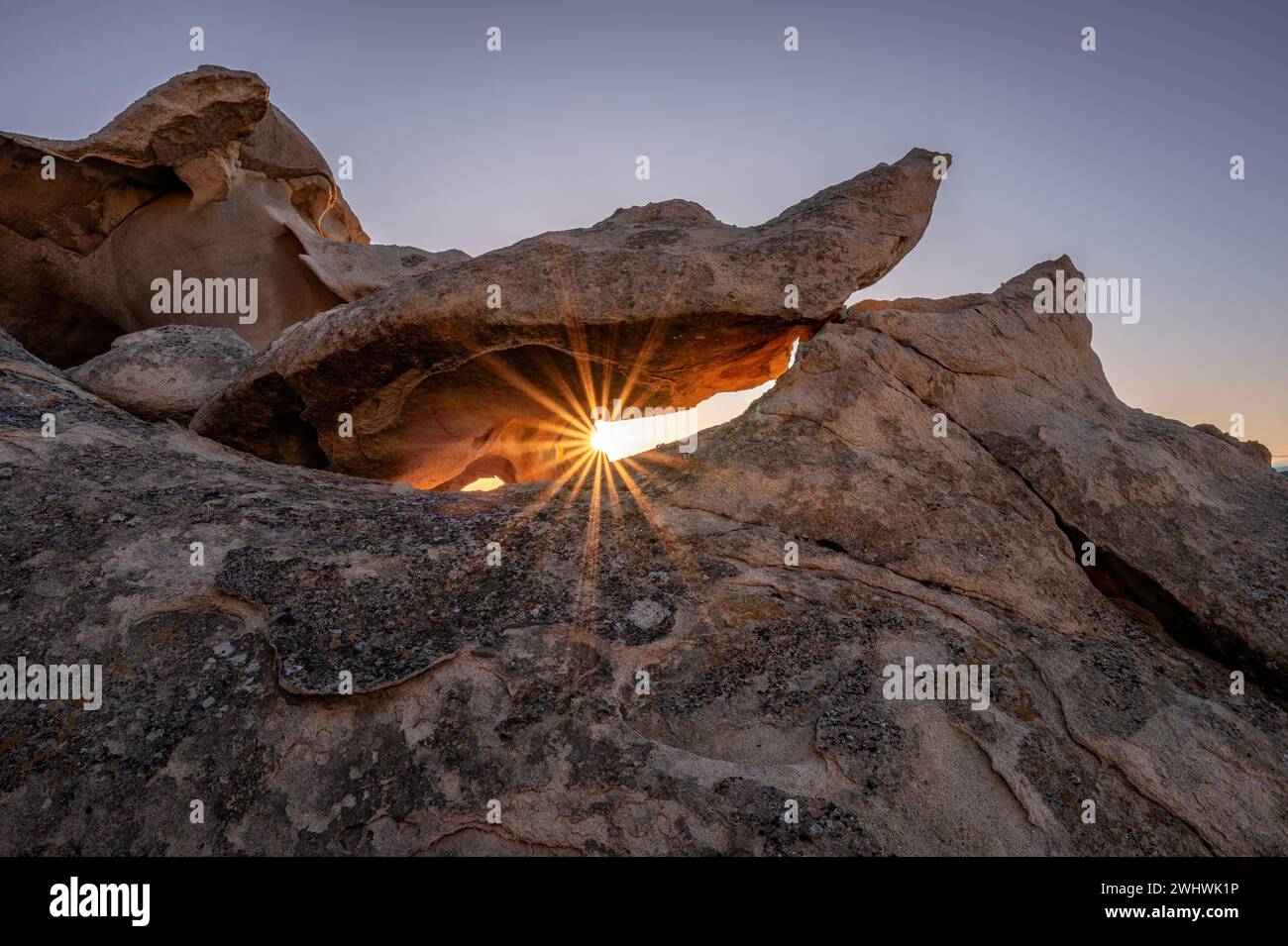 Interessanter Sonnenaufgang durch ein Mineral namens Oolith Stockfoto