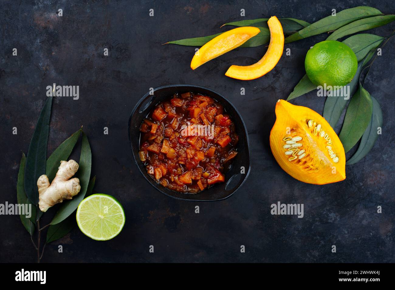 Traditionelles indisches Kürbis-Chutney mit Zitrone und Ingwer, serviert als Blick von oben in einer Design-Schüssel Stockfoto