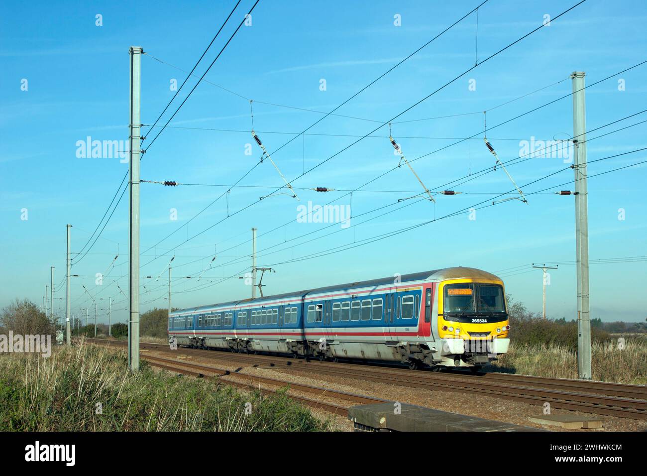 Ein Elektrotriebwagen der Klasse 365 mit der Nummer 365534, der am 19. November 2005 in Conington Fen im Great Northern Dienst eingesetzt wurde. Stockfoto