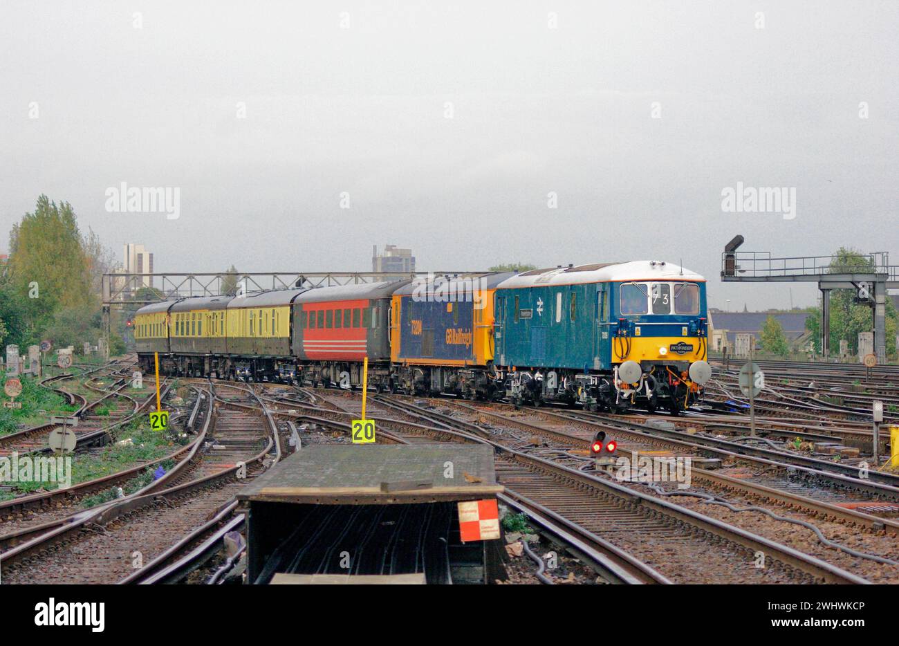 Ein Paar Elektro-Diesellokomotiven der Baureihe 73 mit den Nummern 73136 (E9043) und 73204, die bei Clapham Junction auf einer Eisenbahnreise für Enthusiasten arbeiten. Stockfoto