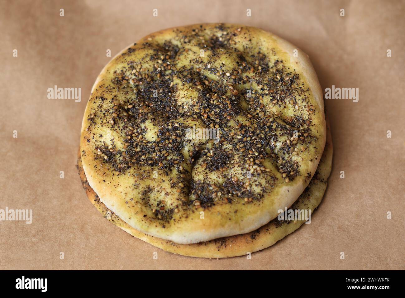 A zaatar mankouseh, das traditionelle libanesische Frühstück. Stockfoto