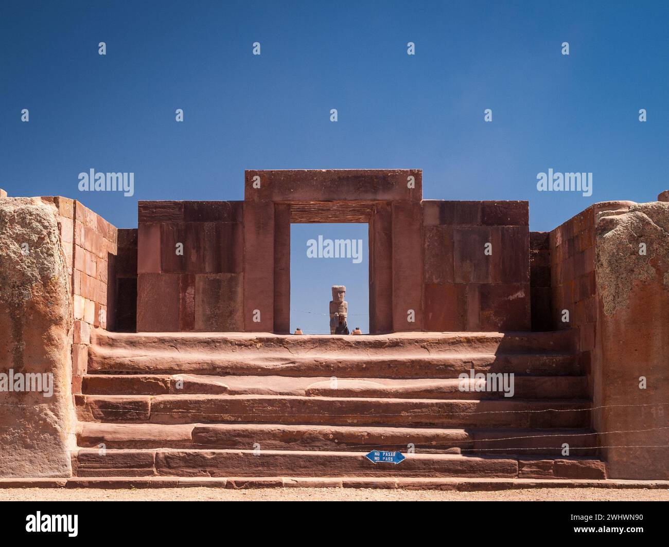 Archäologische Überreste und Skulpturen der Tiahuanaco-Zivilisation im Puma Punku-Komplex, Bolivien Stockfoto