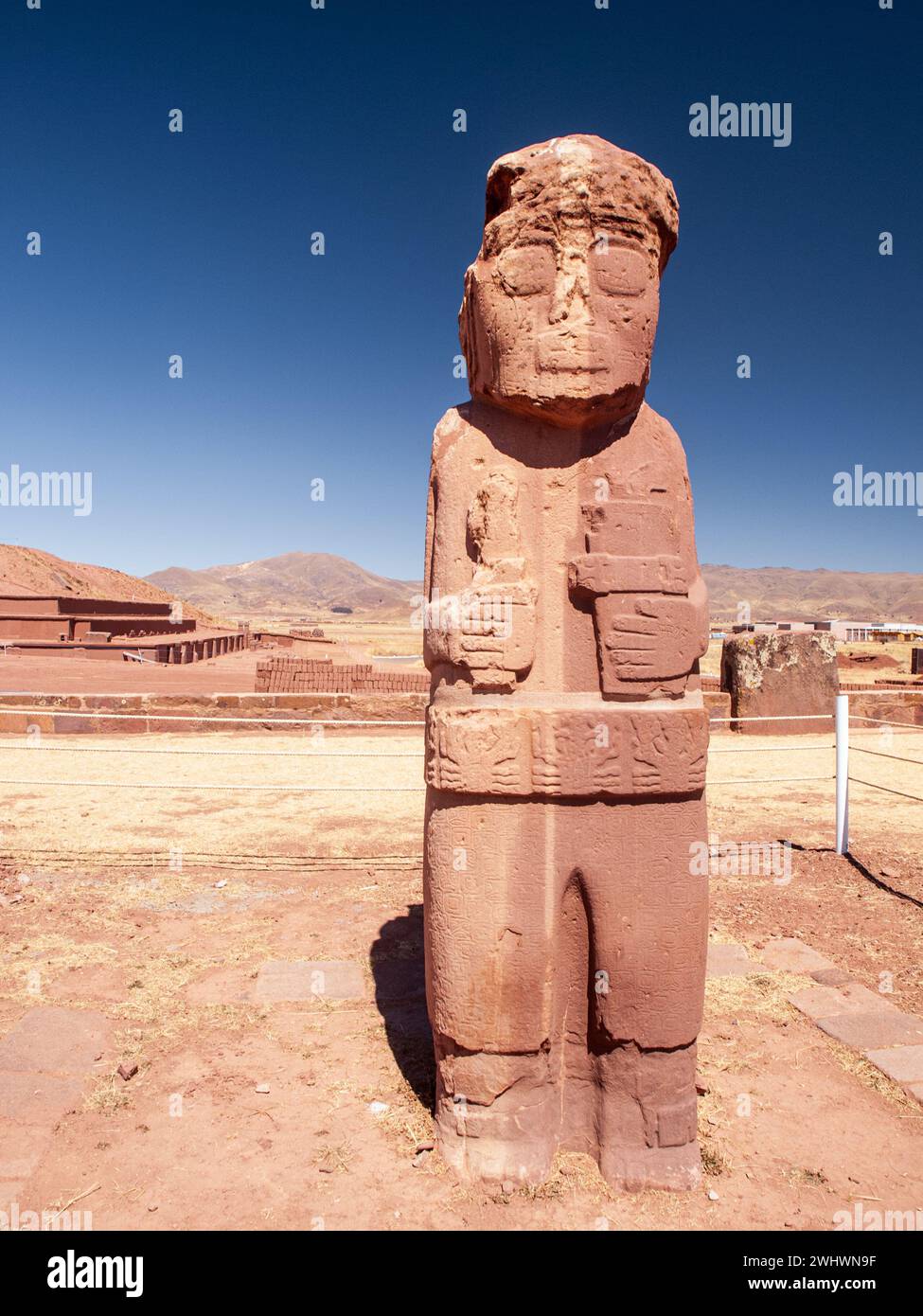 Archäologische Überreste und Skulpturen der Tiahuanaco-Zivilisation im Puma Punku-Komplex, Bolivien Stockfoto