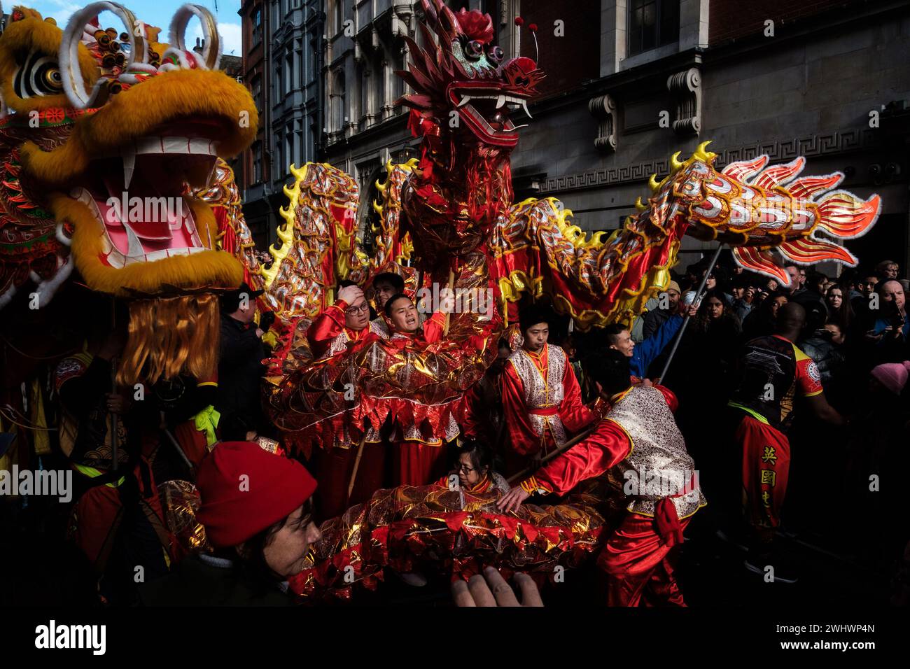 London, Großbritannien. Februar 2024. Die chinesische Neujahrsparade und die Festlichkeiten in London begannen am Trafalgar Square und schlängelten sich durch die Stadt, bis sie im lebhaften Herzen von Chinatown ihren Höhepunkt fanden. Während die lebhafte Menge fröhlich feiert, ist ihre kollektive Absicht, Glück und Wohlstand für das Mondneujahr einzuladen. 2024 ist das Jahr des Drachen, in dem der Schrei mit verheißungsvoller Energie versorgt wird. João Daniel Pereira/Alamy Live News Stockfoto