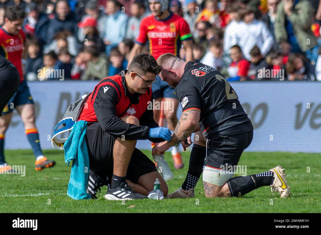 Madrid, Madrid, Spanien. Februar 2024. Rugby Europa Championship Spiel Spanien 27 - Deutschland 5 (02.11.24).medizinische Intervention für Spieler 2 MIKA TYUMENEV (Kreditbild: © Oscar Manuel Sanchez/ZUMA Press Wire) NUR REDAKTIONELLE VERWENDUNG! Nicht für kommerzielle ZWECKE! Stockfoto