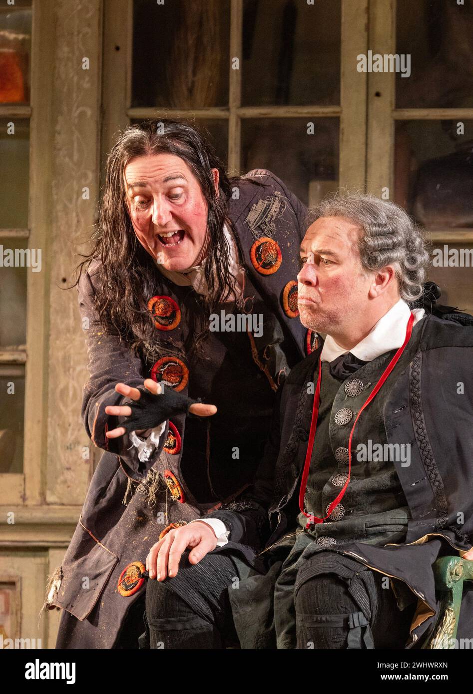 l-r: Alastair Miles (Don Basilio), Simon Bailey (Doctor Bartolo) im FRISEUR VON SEVILLA an der English National Opera (ENO), London Coliseum, London WC2 12/02/2024 Musik: Gioachino Rossini Libretto: Cesare Sterbini Dirigent: Roderick Cox Design: Tanya McCallin Original Beleuchtung: Tom Mannings Original Regisseur: Jonathan Miller Stockfoto