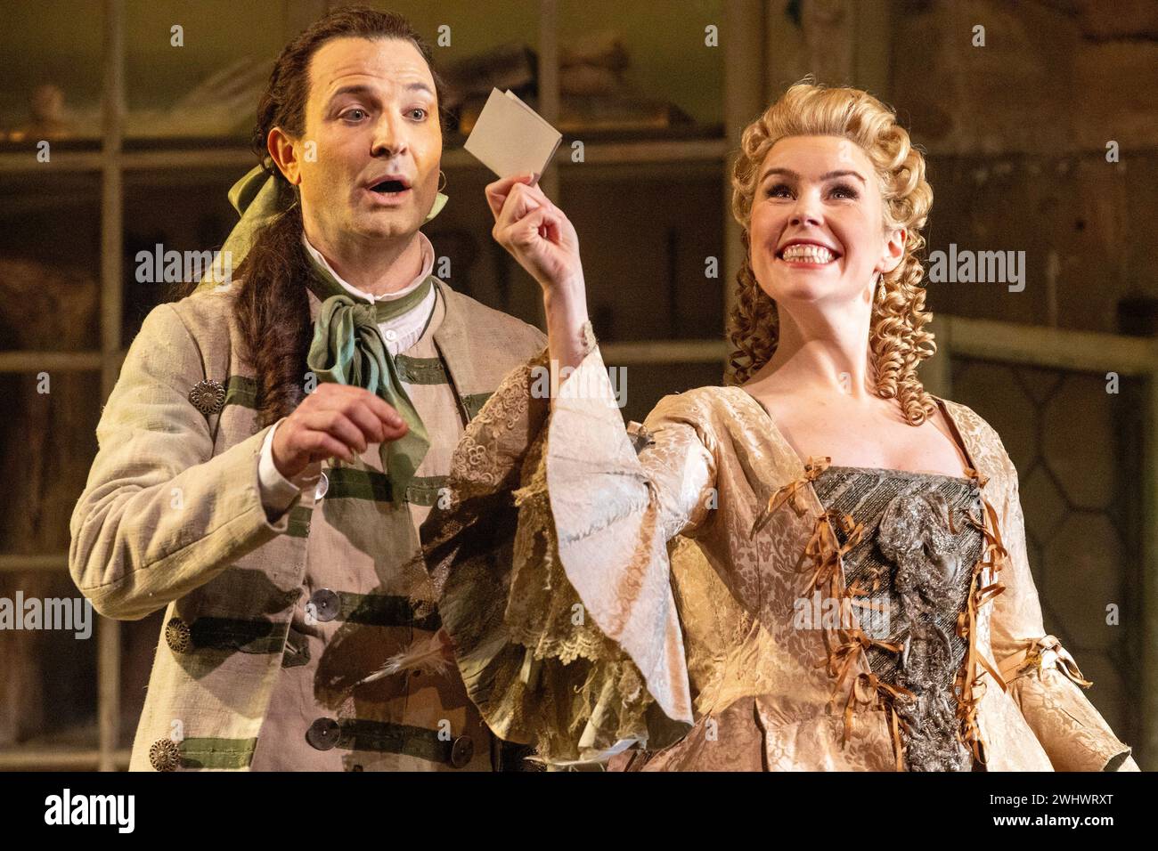 Charles Rice (Figaro), Anna Devin (Rosina) im BARBIER VON SEVILLA an der English National Opera (ENO), London Coliseum, London WC2 12/02/2024 Musik: Gioachino Rossini Libretto: Cesare Sterbini Dirigent: Roderick Cox Design: Tanya McCallin Original Beleuchtung: Tom Mannings ursprünglicher Regisseur: Jonathan Miller Stockfoto