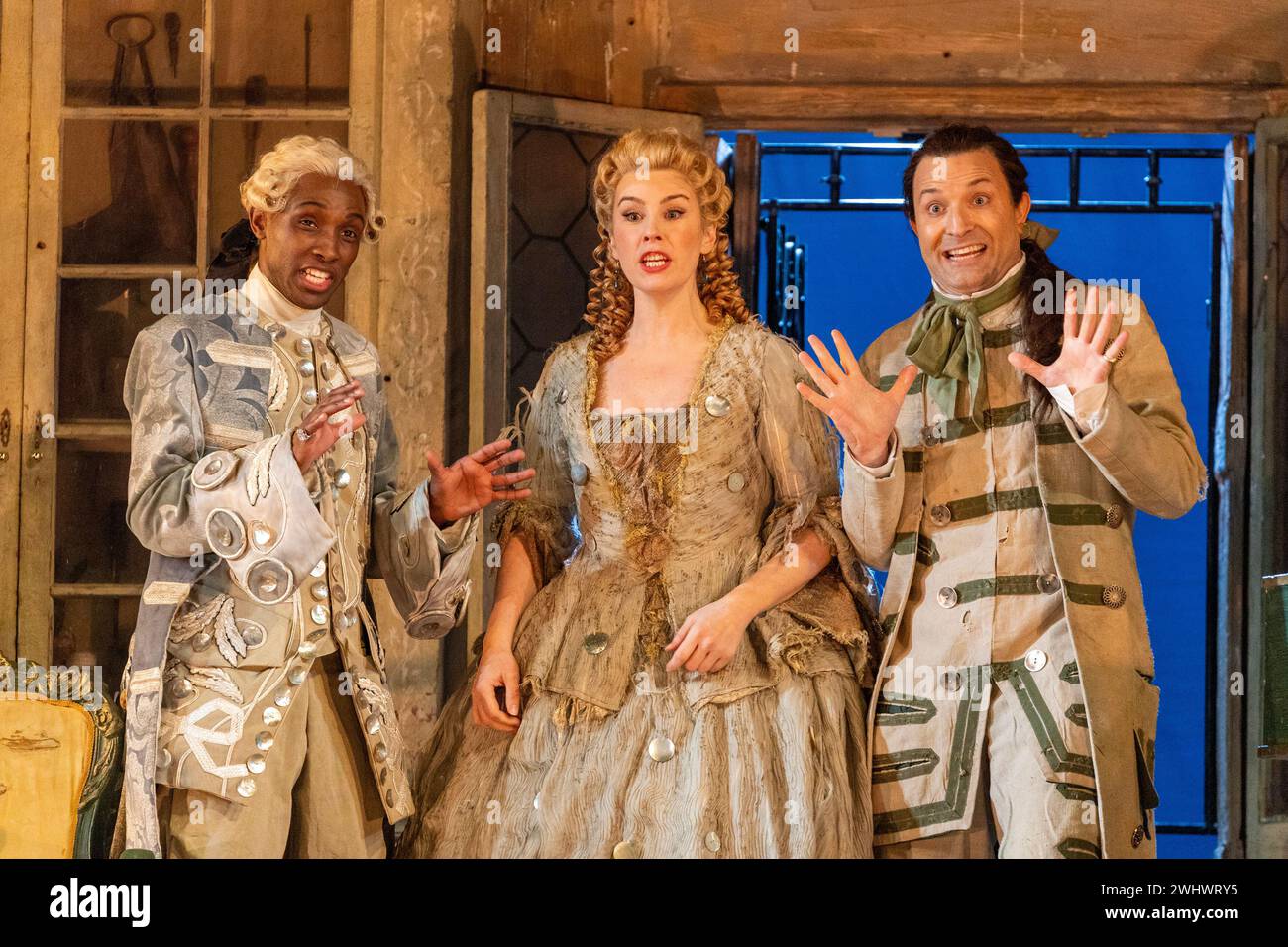 l-r: Innocent Masuku (Graf Almaviva), Anna Devin (Rosina), Charles Rice (Figaro) im BARBIER VON SEVILLA an der English National Opera (ENO), London Coliseum, London WC2 12/02/2024 Musik: Gioachino Rossini Libretto: Cesare Sterbini Dirigent: Roderick Cox Design: Tanya McCallin Originalbeleuchtung: Tom Mannings Originalregisseur: Jonathan Miller Stockfoto