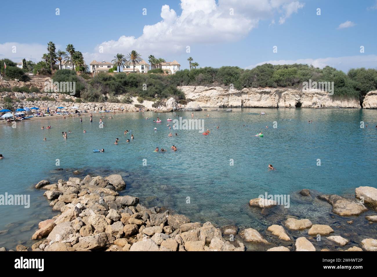 Menschen, die sich im Meer sonnen und schwimmen. Leute im Urlaub. Malama Strand Protaras Zypern Stockfoto