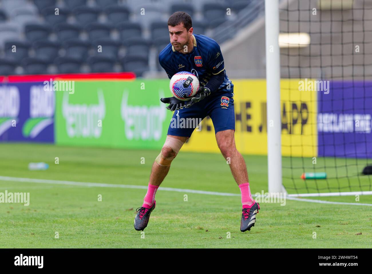 Sydney, Australien. Februar 2024. Ryan Scott von Newcastle Jets wärmt sich vor dem A-League Men Rd16 Spiel zwischen den Wanderers und Newcastle Jets im CommBank Stadium am 11. Februar 2024 in Sydney auf Stockfoto