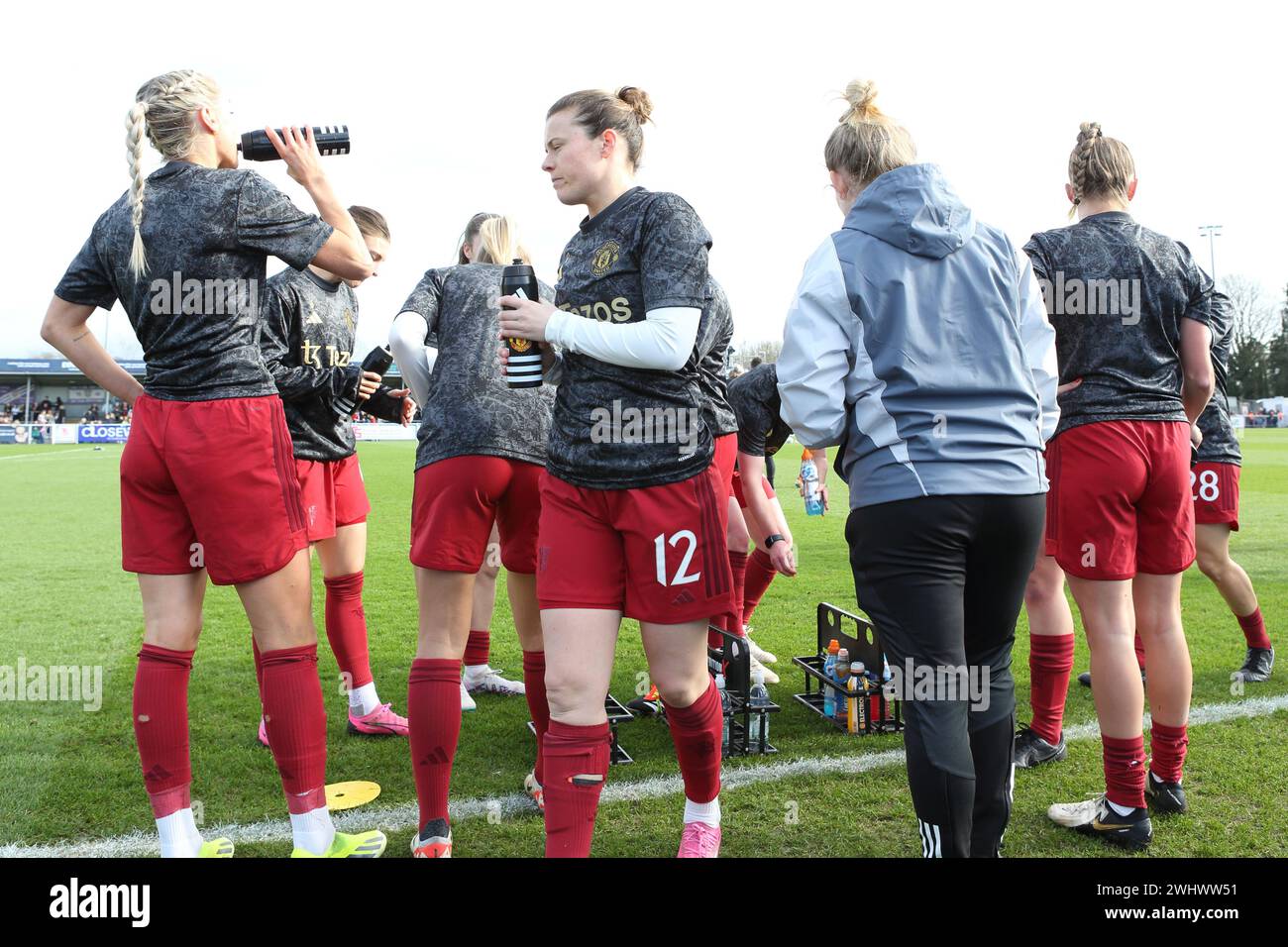 Die Spieler von man United trinken vor dem Southampton FC Women gegen Manchester United Women Adobe Women's FA Cup im Silverlake Stadium Stockfoto