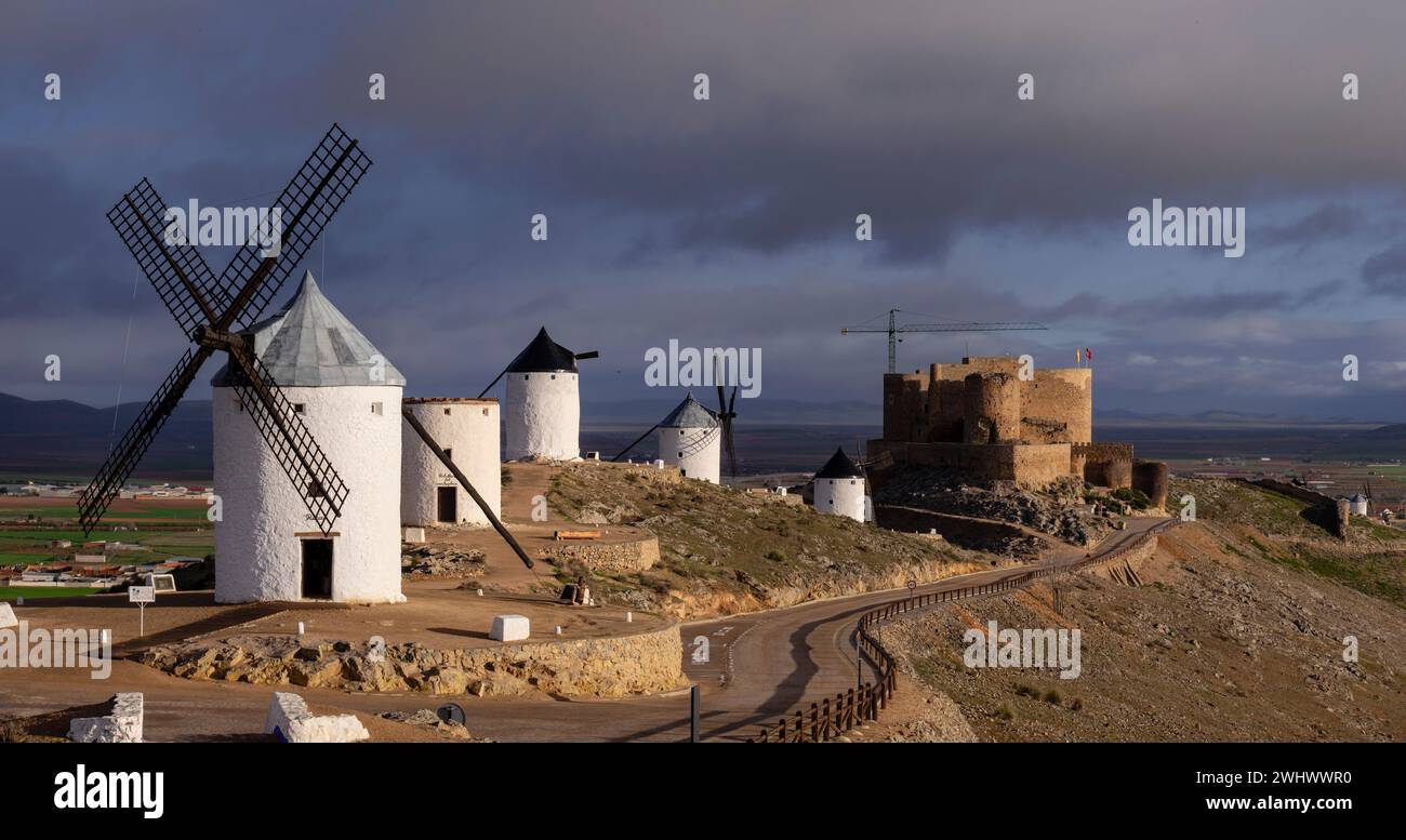 Molinos de Consuegra con el castillo de la Muela al fondo Stockfoto