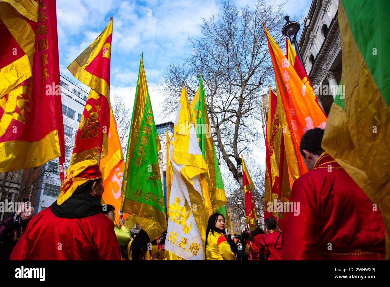 London, Großbritannien. Februar 2024. Bunte, verzierte Banner sind während des chinesischen Neujahrs 2024 zu sehen – der Drachenparade. Das chinesische Neujahrsfest, auch bekannt als die Mondneujahrsfeier, bietet spektakuläre Auftritte in den Straßen Londons. (Foto: Loredana Sangiuliano/SOPA Images/SIPA USA) Credit: SIPA USA/Alamy Live News Stockfoto