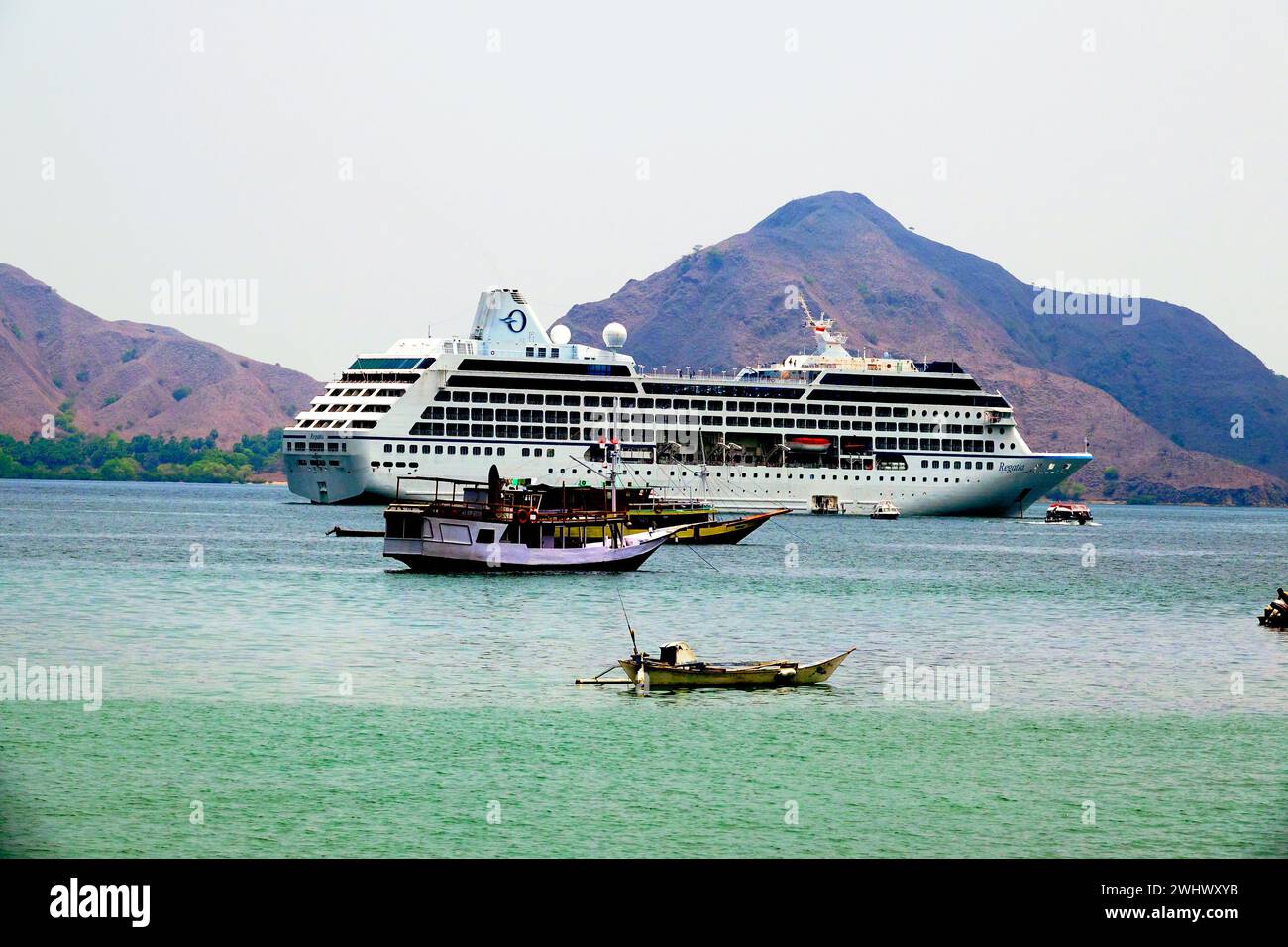 Oceania Regatta Kreuzfahrtschiff vor Anker im Komodo Indonesia National Park Island Dragons Stockfoto
