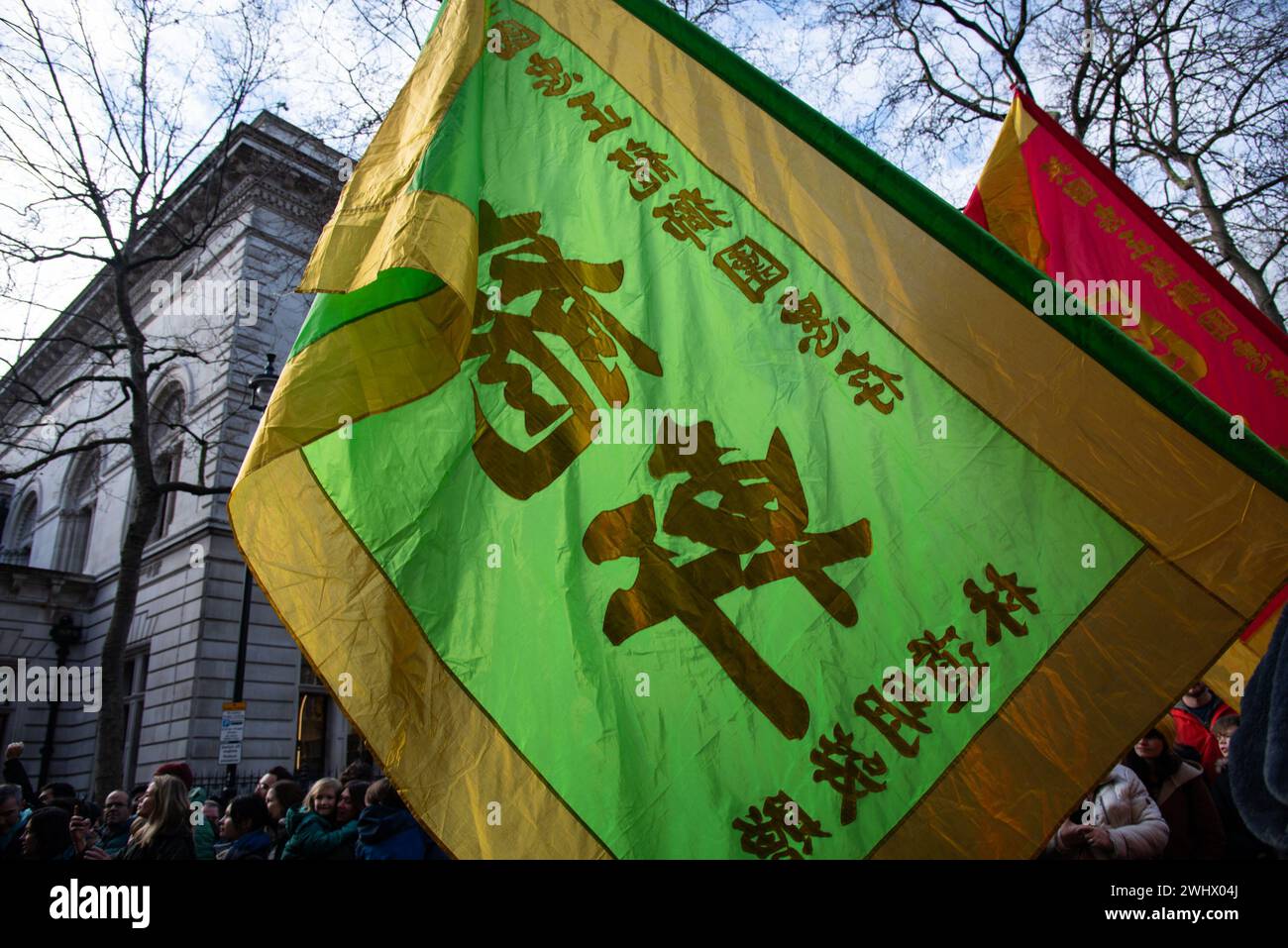 London, Großbritannien. Februar 2024. Bunte, verzierte Banner sind während des chinesischen Neujahrs 2024 zu sehen – der Drachenparade. Das chinesische Neujahrsfest, auch bekannt als die Mondneujahrsfeier, bietet spektakuläre Auftritte in den Straßen Londons. (Foto: Loredana Sangiuliano/SOPA Images/SIPA USA) Credit: SIPA USA/Alamy Live News Stockfoto