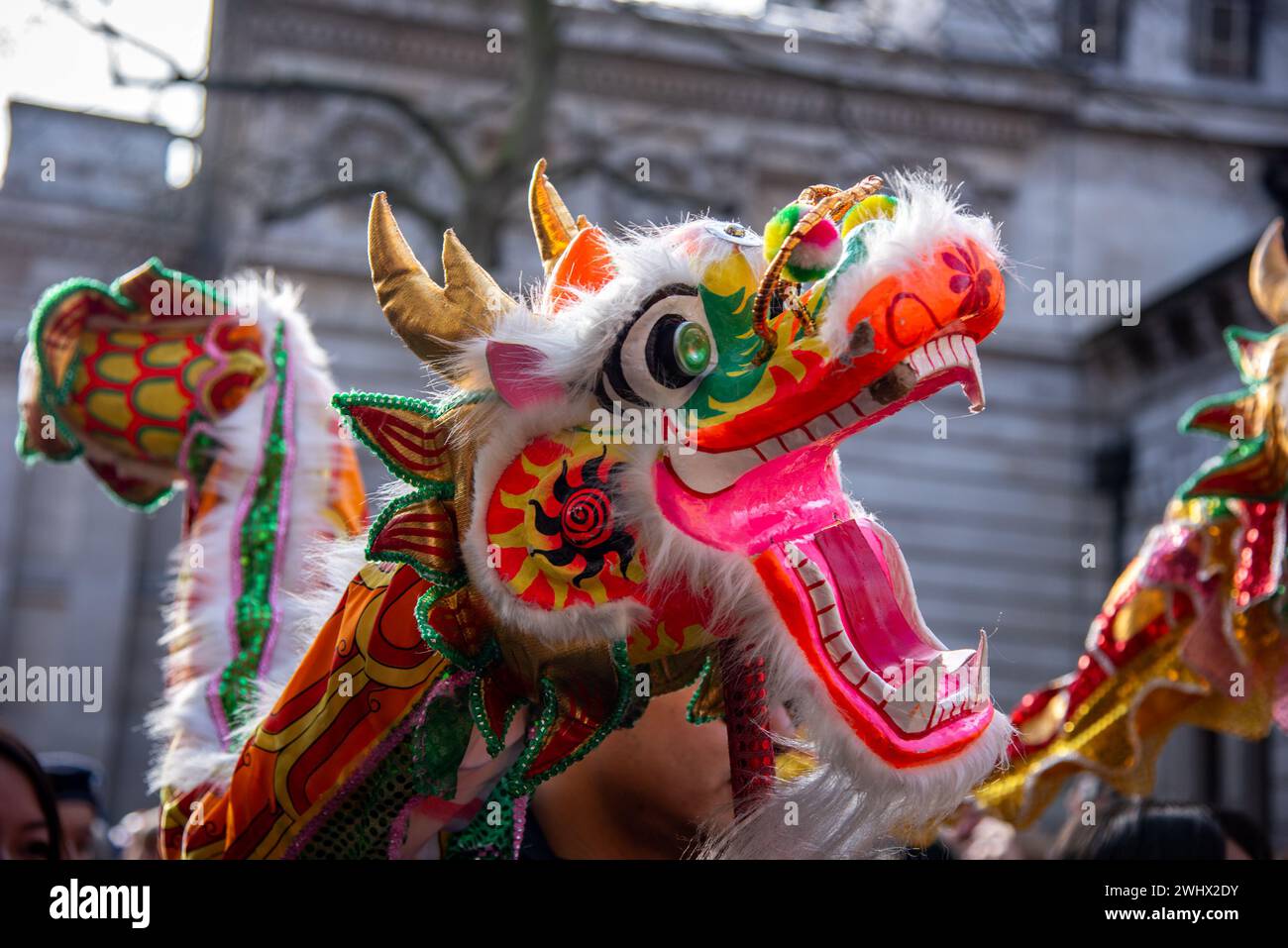 London, Großbritannien. Februar 2024. Ein großer Drache wird während des chinesischen Neujahrs 2024, dem Jahr der Drachenparade, unterhalten. Das chinesische Neujahrsfest, auch bekannt als die Mondneujahrsfeier, bietet spektakuläre Auftritte in den Straßen Londons. (Foto: Loredana Sangiuliano/SOPA Images/SIPA USA) Credit: SIPA USA/Alamy Live News Stockfoto