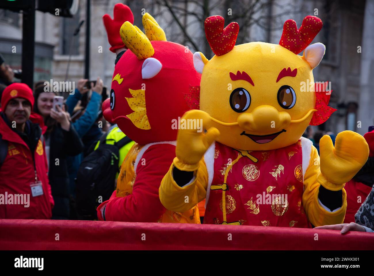 London, Großbritannien. Februar 2024. Darsteller in Kostümen unterhalten sich während des chinesischen Neujahrs 2024 – der Drachenparade. Das chinesische Neujahrsfest, auch bekannt als die Mondneujahrsfeier, bietet spektakuläre Auftritte in den Straßen Londons. (Foto: Loredana Sangiuliano/SOPA Images/SIPA USA) Credit: SIPA USA/Alamy Live News Stockfoto