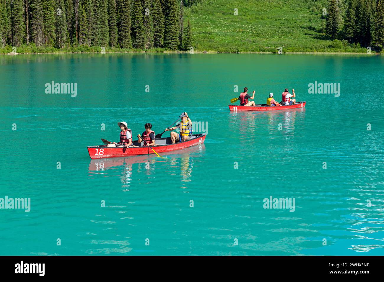 Kajakfahren auf Emerald Lake, Yoho Nationalpark, British Columbia, Kanada. Stockfoto