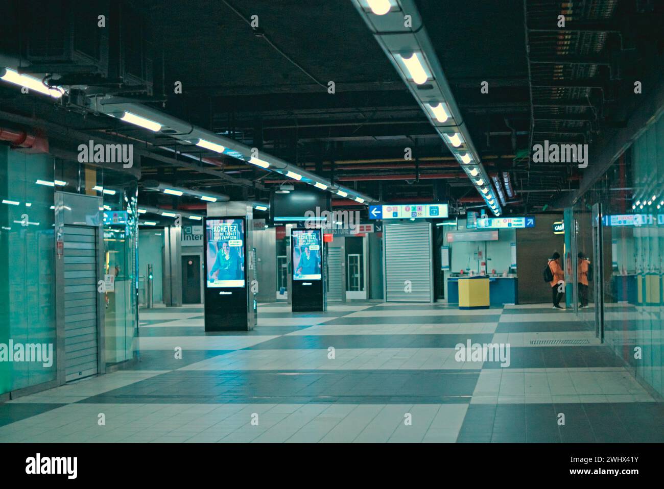 Brüssel, Belgien 5. Februar 2024. Das Innere der U-Bahn an der Station Roger. Öffentliche Verkehrsmittel in Belgien. Langer Korridor. Stockfoto