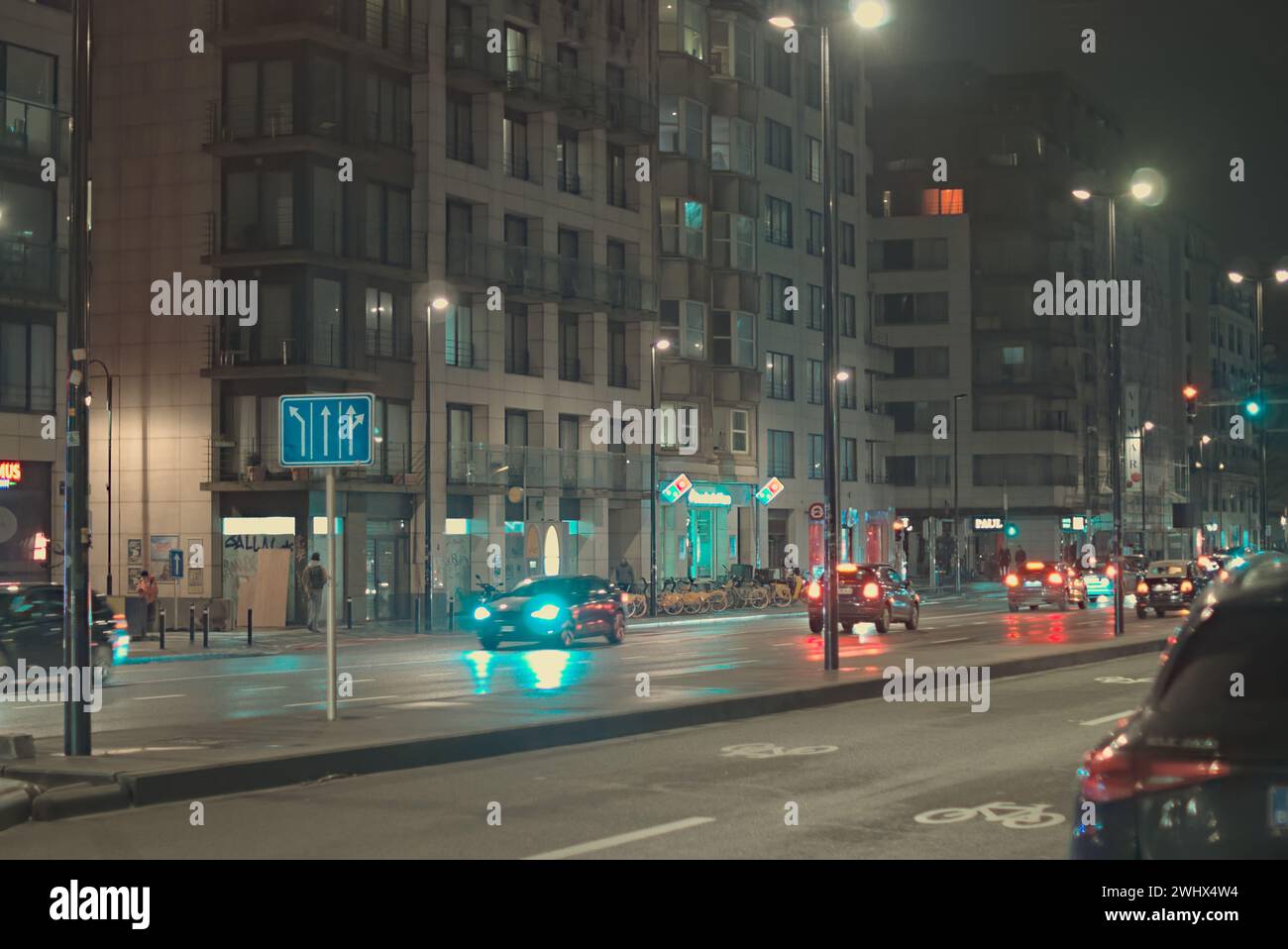Brüssel, Belgien Februar 2024. Abstrakte Straßenlandschaft. Fassade der Brüsseler Gebäude. Stadtarchitektur. Nächtliche Stadtlichter. Autos auf der Straße Stockfoto