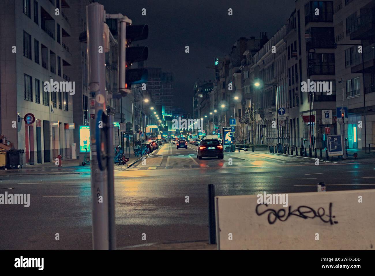Brüssel, Belgien Februar 2024. Abstrakte Straßenlandschaft. Fassade der Brüsseler Gebäude. Stadtarchitektur. Nächtliche Stadtlichter. In der Nähe des Bahnhofs Roger Stockfoto