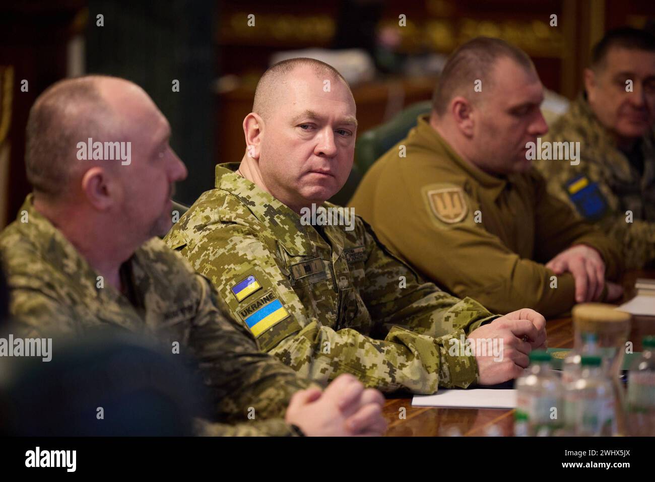 Ukrainischer Präsident Wolodymyr Zelenski mit neu ernanntem Oberbefehlshaber des ukrainischen Präsidenten Wolodymyr Zelenski und dem neu ernannten Oberbefehlshaber der Streitkräfte der Ukraine Oleksandr Syrski und dem Verteidigungsminister der Ukraine Rustem Umerov zusammen mit anderen Miliratmitgliedern während ihrer Beratung in Kiew am 10. Februar 2024. Foto von PRÄSIDENT DER UKRAINE apaimages Ukraine Ukraine Ukraine Ukraine Ukraine 110224 Ukraine UPO 001.jpeg Copyright: XapaimagesxPRESIDENTxOFxUKRAINExxapaimagesx Stockfoto