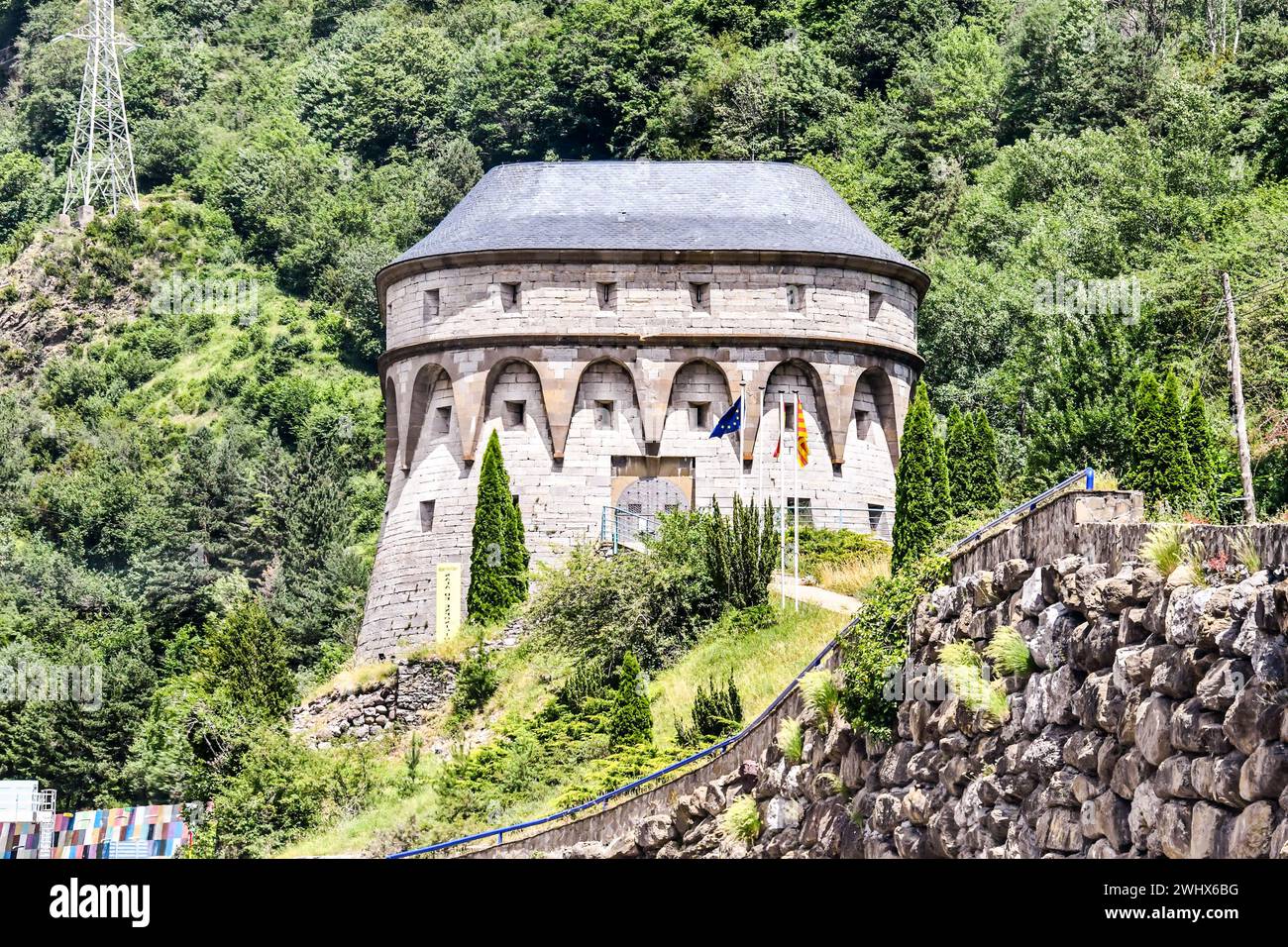 Alte Kirche im Park, Foto als Hintergrund , an der europäischen Grenze zwischen spanien und frankreich in den pyrenäen Stockfoto