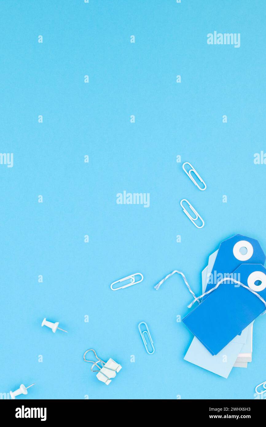 Bürobedarf im Handwerkstil am Arbeitsplatz Stockfoto